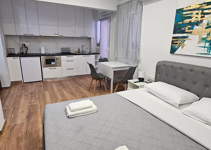 Warm And Cozy In Nice Location!